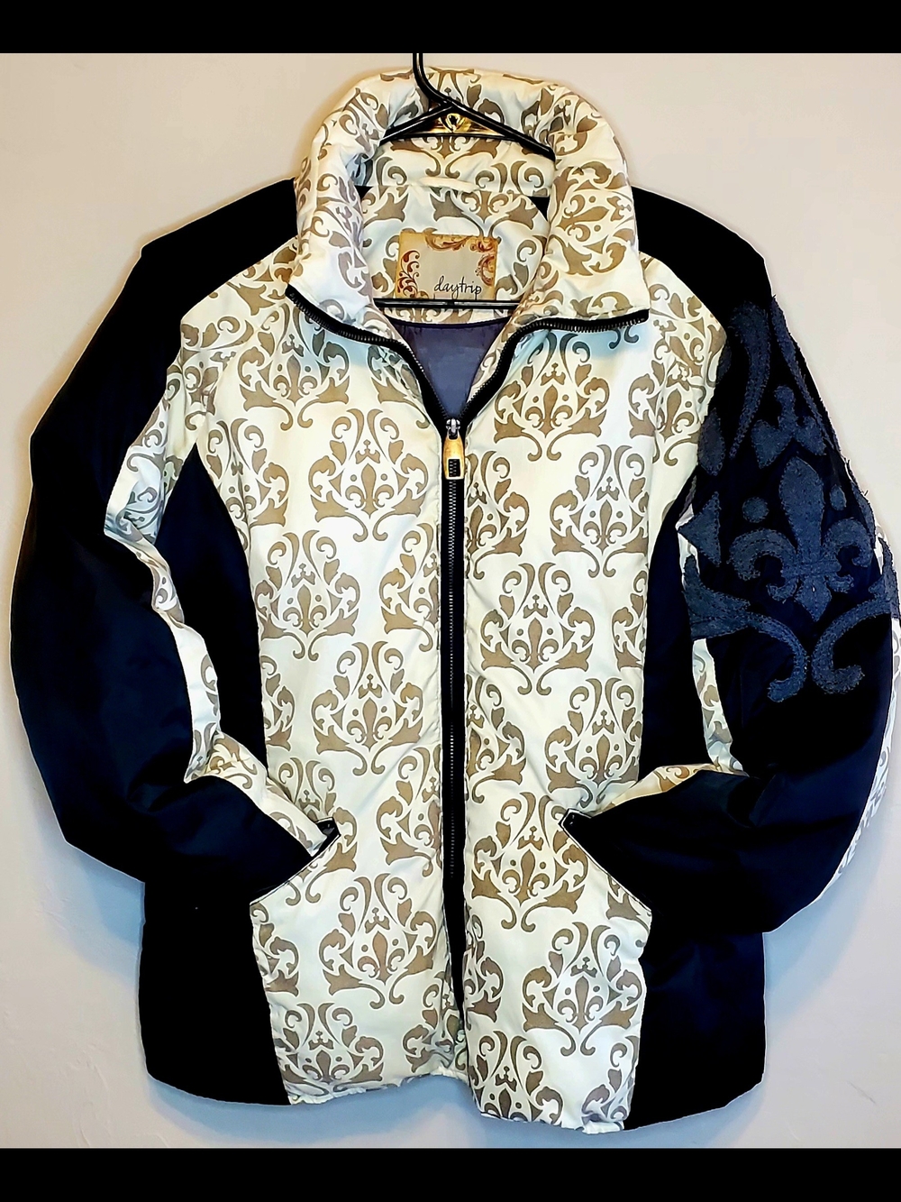 Puffer Jacket By Daytrip Women Sz L Fleur-de-lis Design w/contrasting Applique
